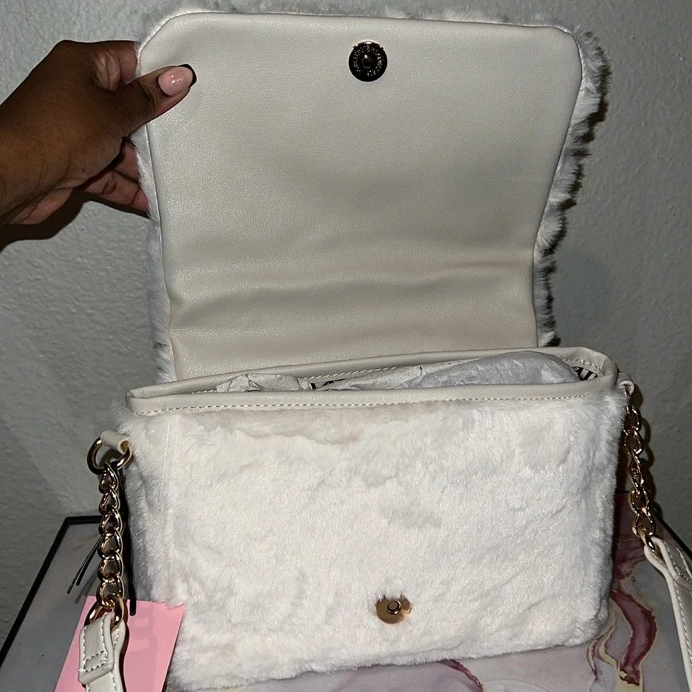 JUICY COUTURE Let’s Get Cozy Crossbody8Hx10Win-Angel Color - Picture 9 of 16